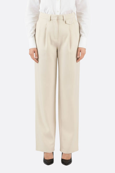 
Pantalon ample beige à taille haute, chic et fluide, idéal pour un look élégant en toute occasion.



