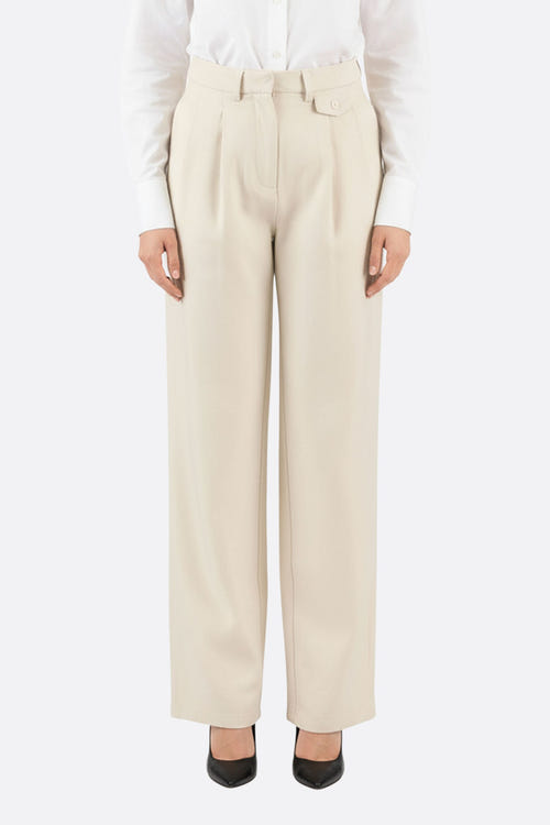 
Pantalon ample beige à taille haute, chic et fluide, idéal pour un look élégant en toute occasion.



