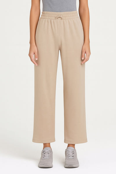 
Pantalon beige 7/8 en tissu technique, style chic et moderne, parfait pour une tenue élégante au quotidien.



