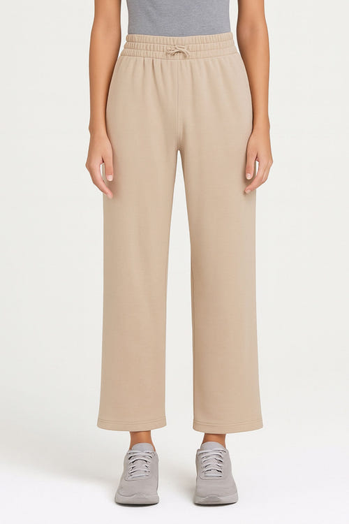 
Pantalon beige 7/8 en tissu technique, style chic et moderne, parfait pour une tenue élégante au quotidien.



