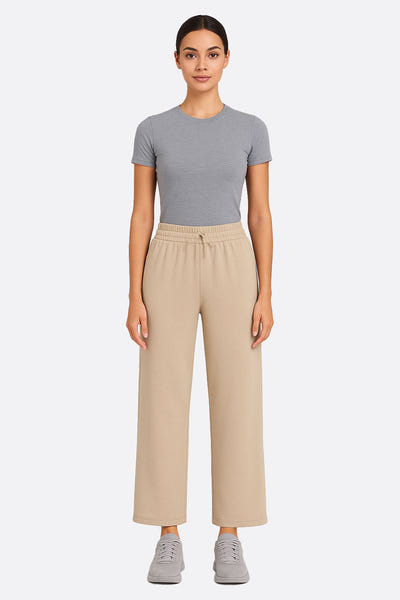 
Détail du pantalon large beige en tissu technique, coupe 7/8, idéal pour un look raffiné et décontracté.



