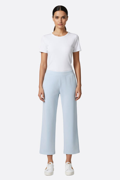 
Zoom sur le pantalon 7/8 bleu ciel en tissu technique, parfait pour un look élégant et décontracté lors d'une sortie.



