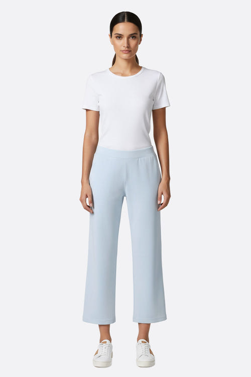 
Zoom sur le pantalon 7/8 bleu ciel en tissu technique, parfait pour un look élégant et décontracté lors d'une sortie.



