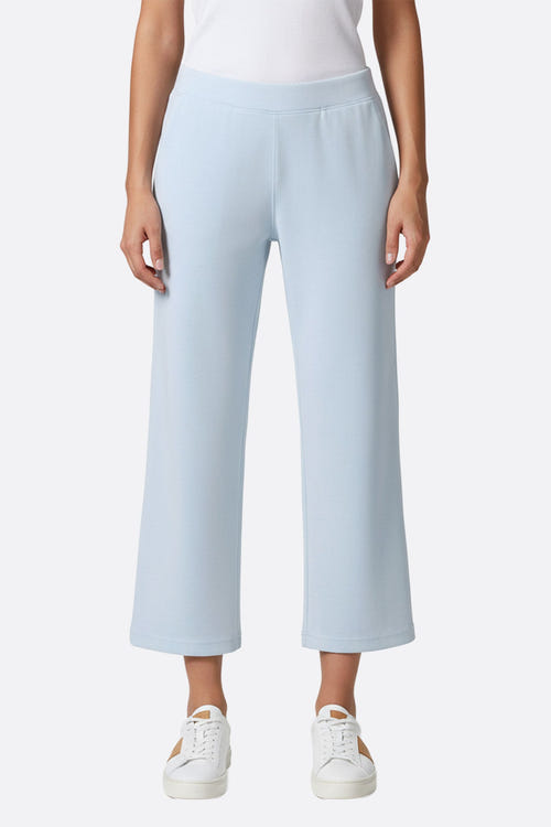 
Pantalon femme 7/8 bleu ciel en tissu technique, chic et confortable pour une allure décontractée au quotidien.



