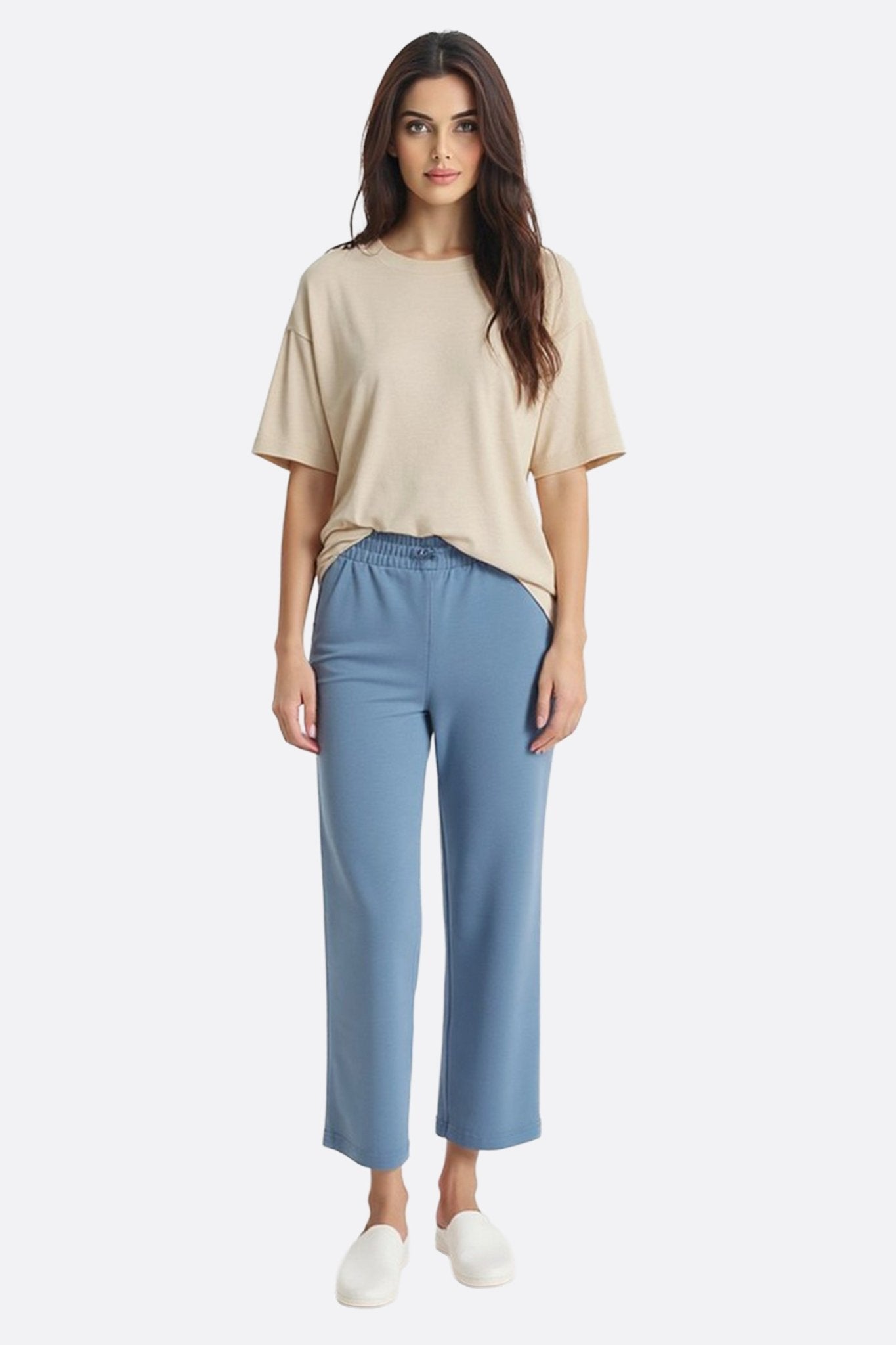 
Détail de la coupe 7/8 d'un pantalon large en tissu technique bleu ardoise, idéal pour un style chic et confortable.




