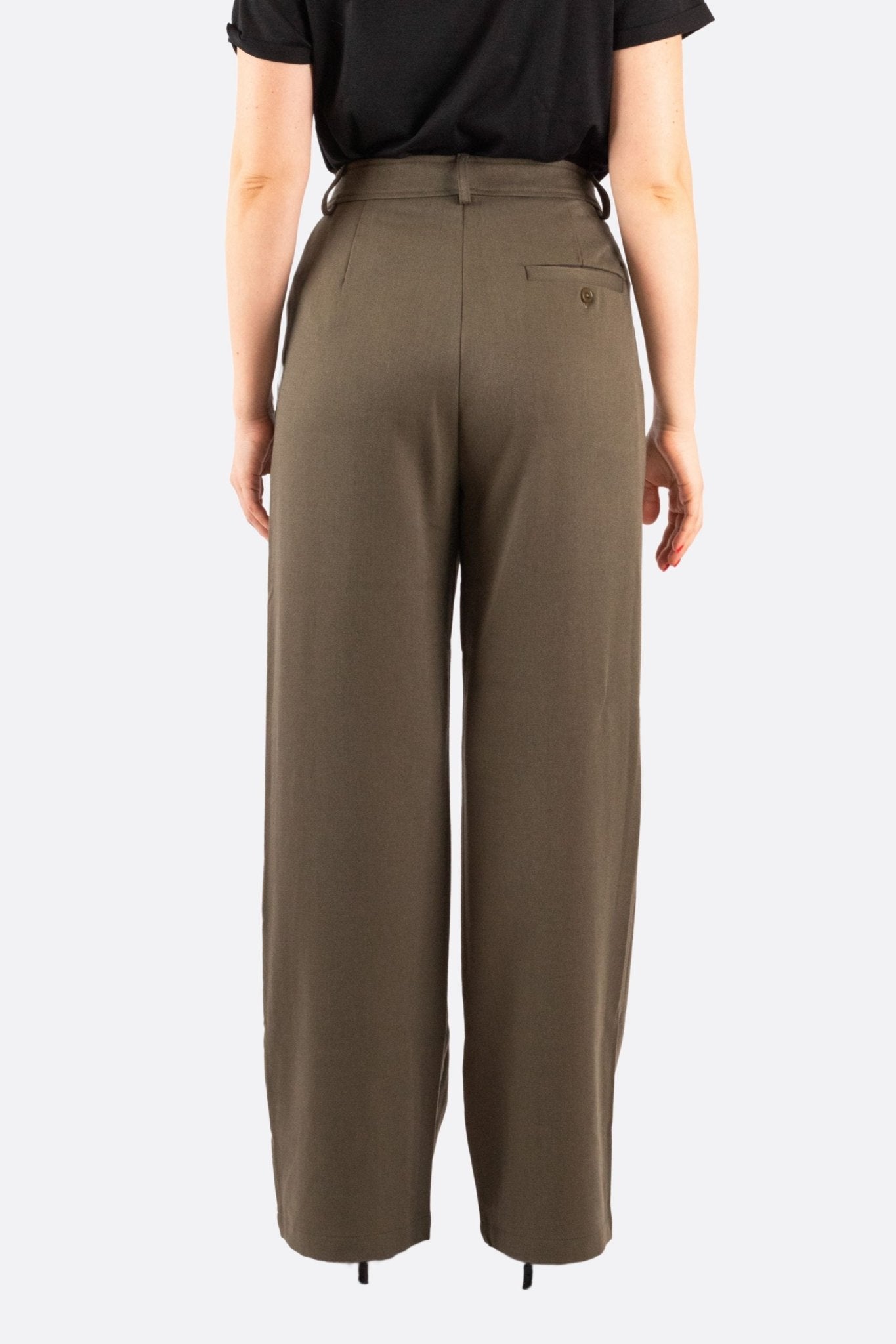 
Texture soyeuse du pantalon large vert kaki, élégant et structuré, idéal pour une tenue raffinée en soirée.



