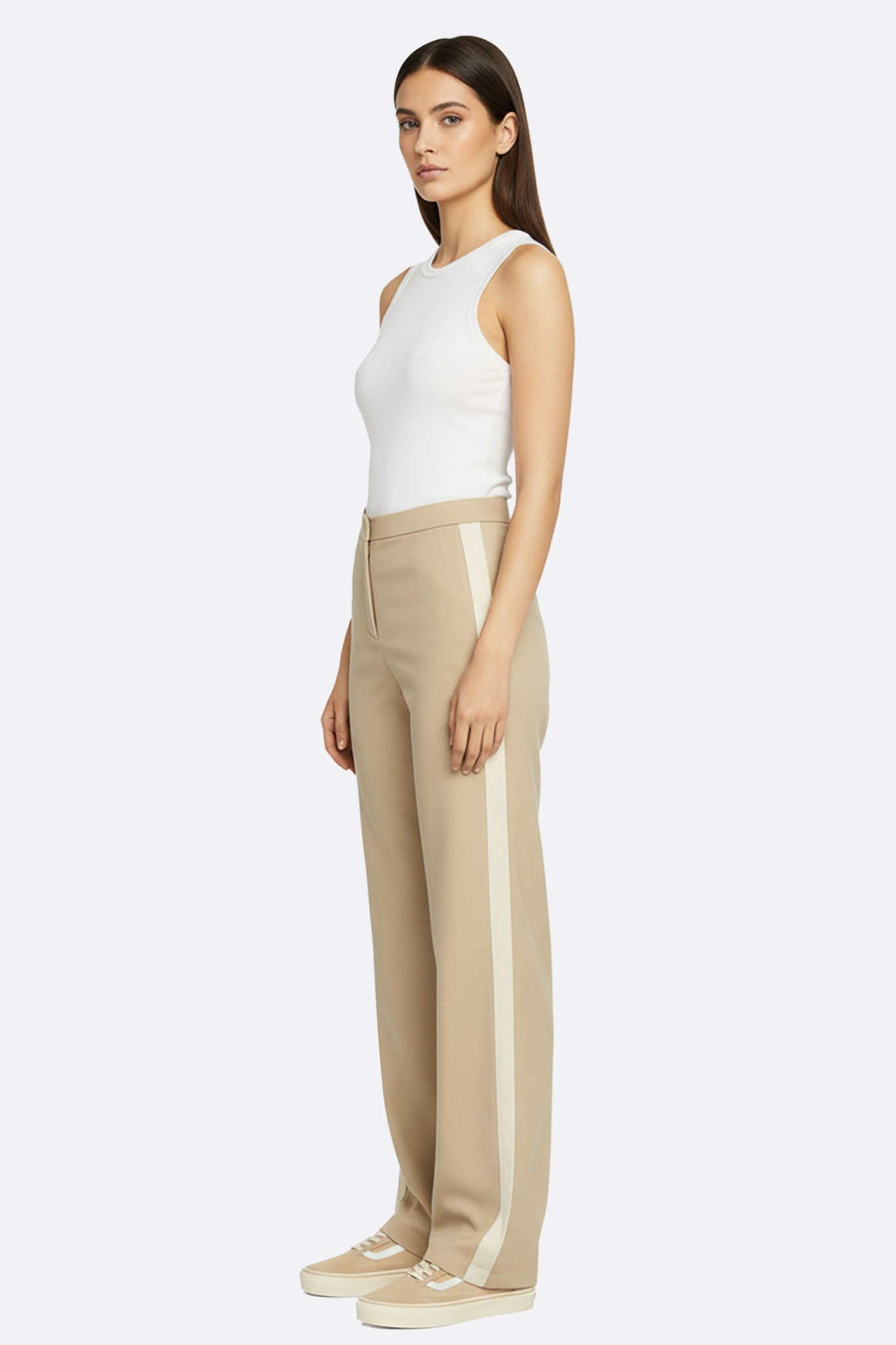 
Texture fluide du pantalon large beige avec bandes blanches, un choix idéal pour un look élégant et décontracté.



