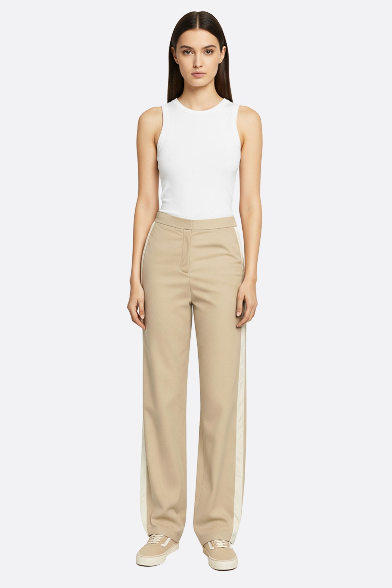 
Détail 3/4 du pantalon beige ample avec bandes contrastantes blanches, parfait pour un style décontracté et moderne.



