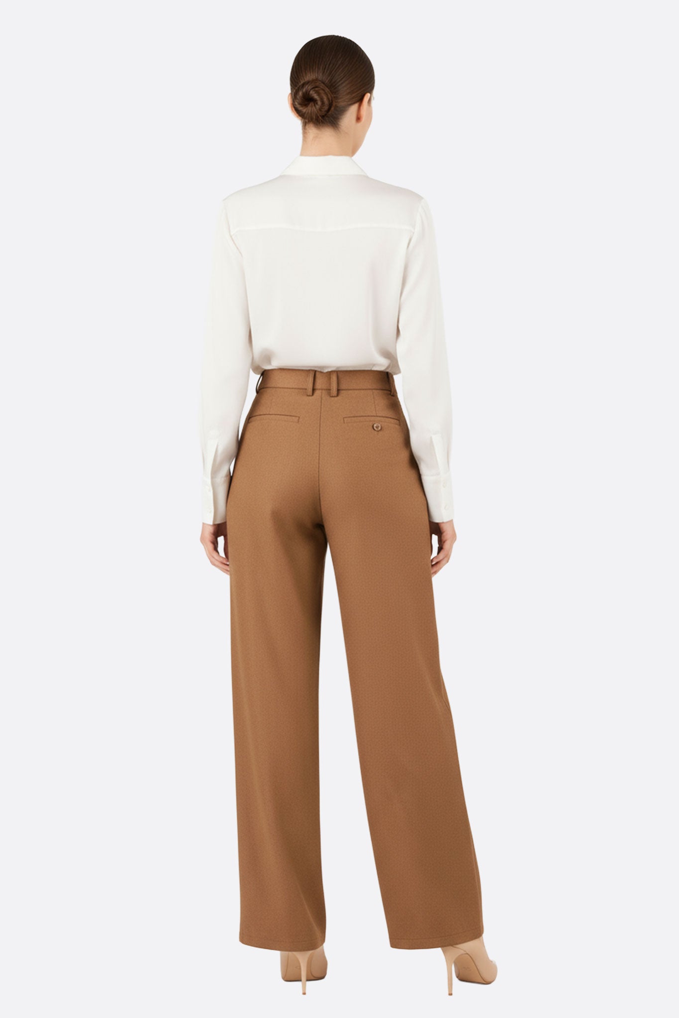 
Vue alternative d'un pantalon large fluide camel, mettant en valeur sa coupe aérienne et sa teinte chaleureuse, idéal au...



