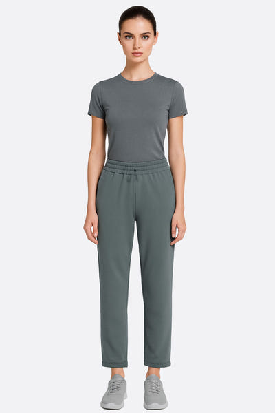 
Détail du pantalon large vert en tissu technique, coupe 7/8, parfait pour un look moderne et raffiné au bureau.



