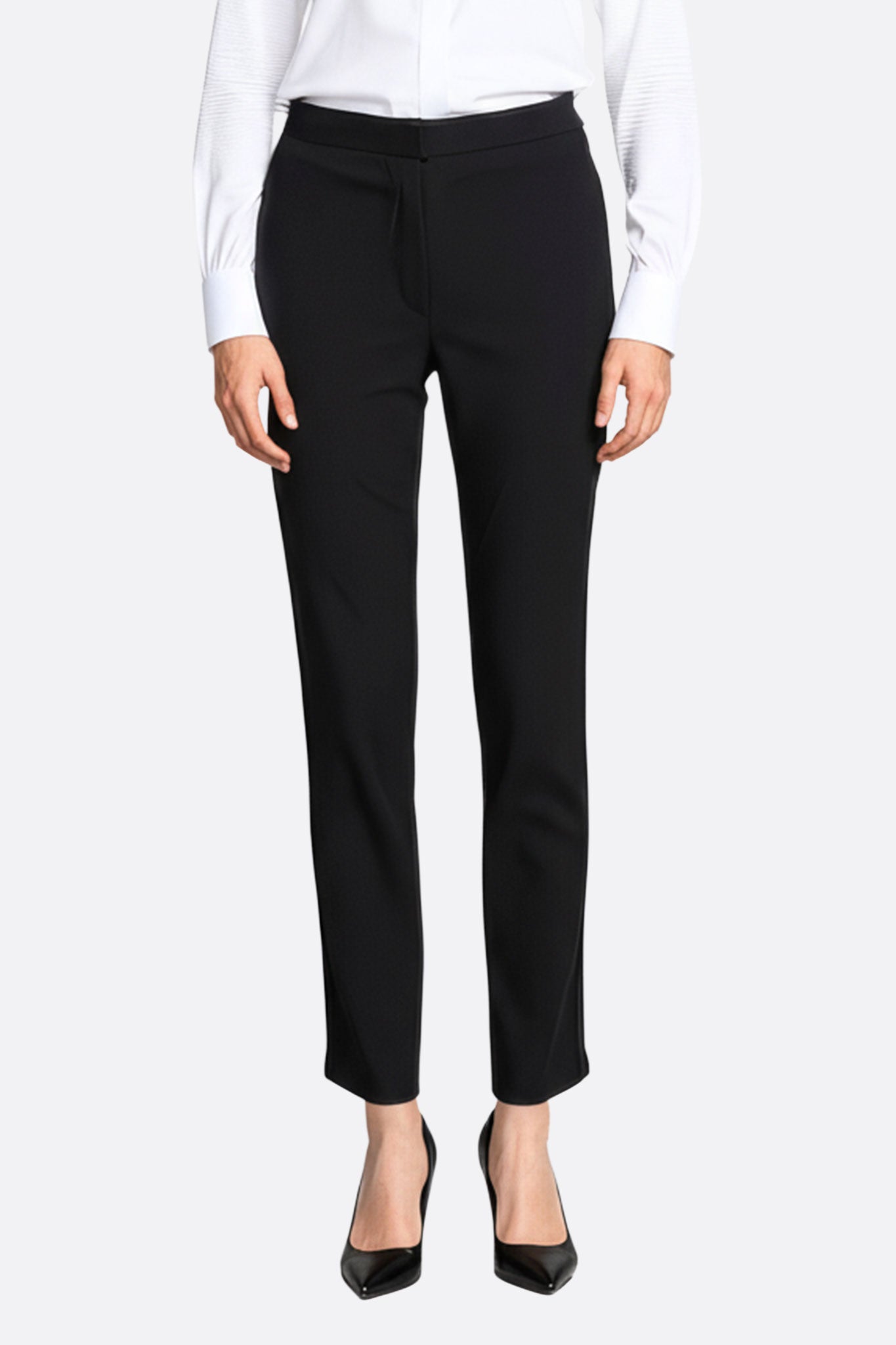 Pantalón clásico negro de corte recto, esencial en cualquier guardarropa actual, perfecto para crear outfits elegantes y...