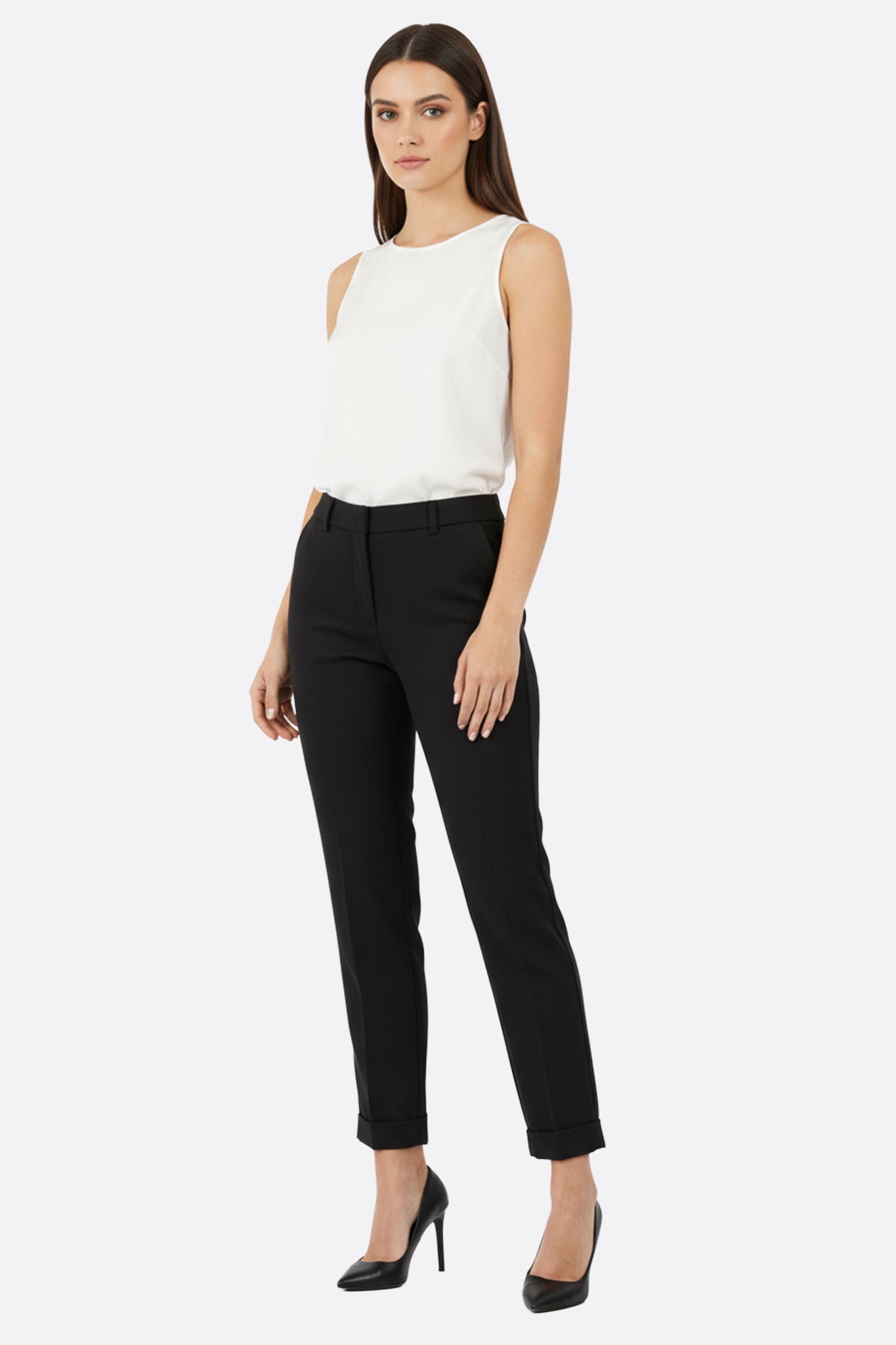 
Détail du pantalon noir femme à coupe fluide, un choix raffiné pour un style contemporain en toute occasion.



