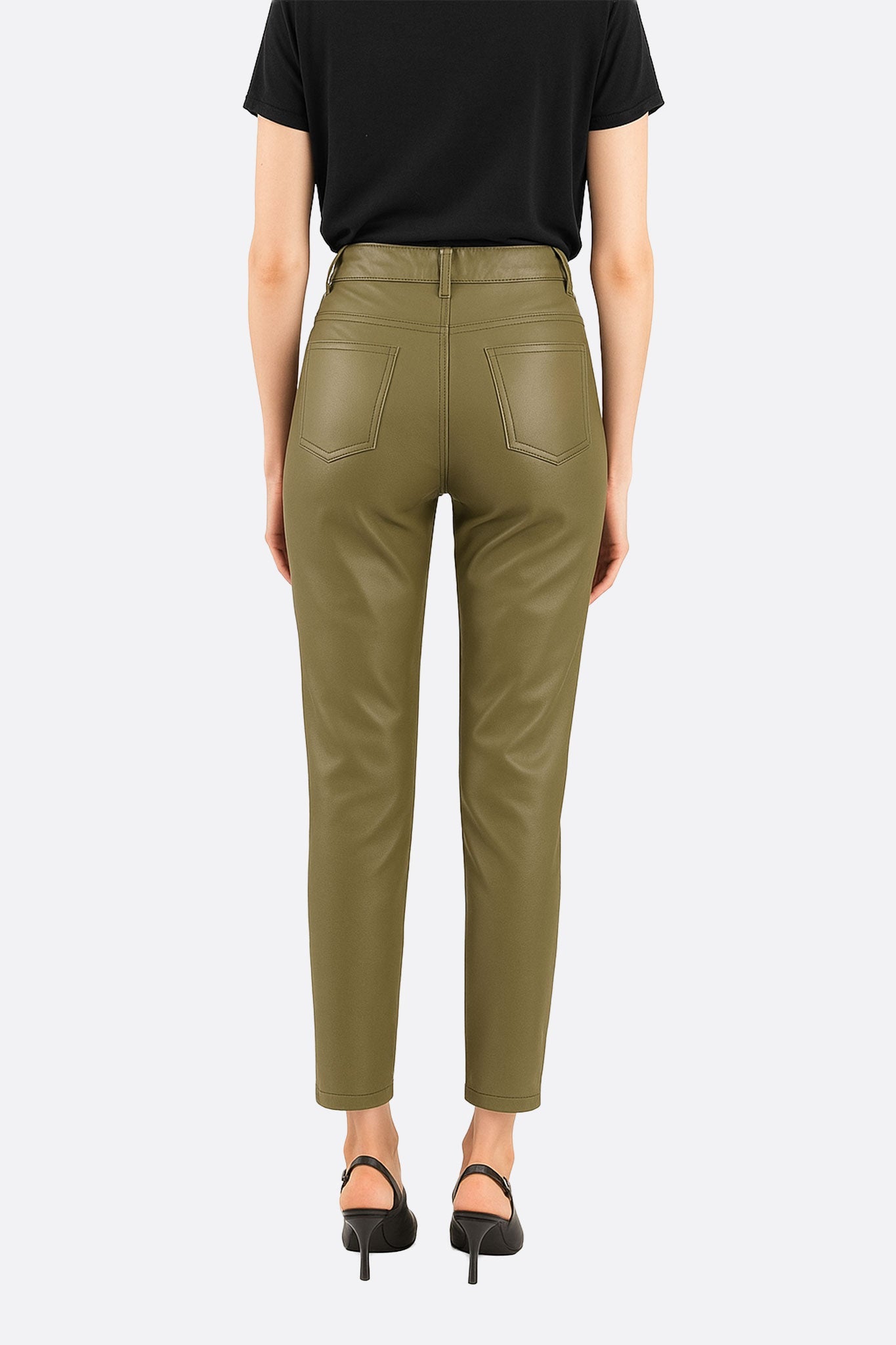 
Détail du pantalon taille haute en similicuir kaki, un choix raffiné et audacieux pour les occasions modernes.



