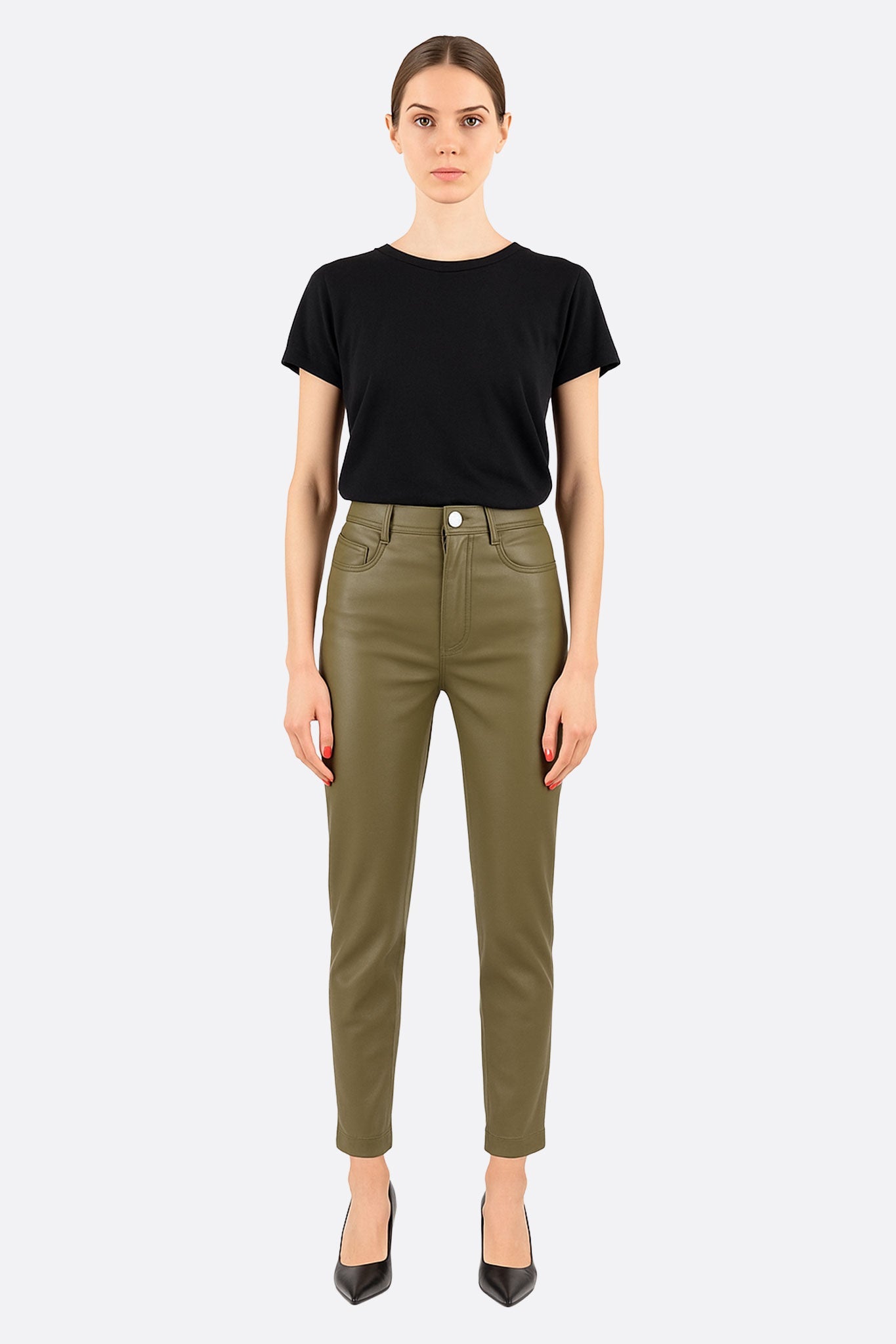 
Zoom sur la texture du pantalon taille haute en similicuir vert kaki, une pièce chic et tendance pour toutes vos sorties.



