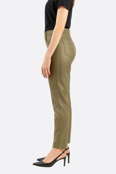 
Profil latéral du pantalon taille haute en similicuir vert kaki, une pièce moderne pour un look sophistiqué au quotidien.



