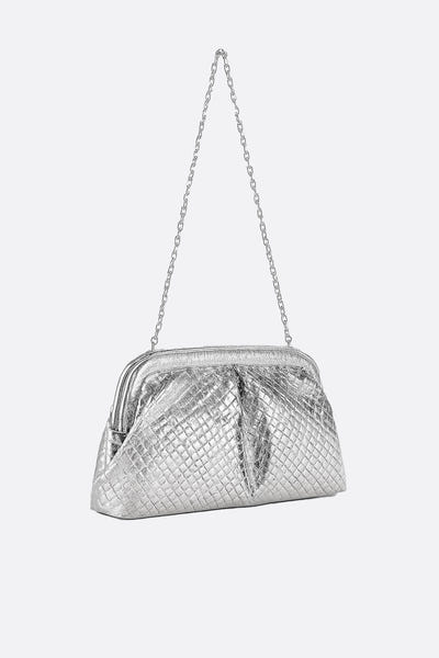 
Zoom sur une pochette argentée à texture tressée, accessoire parfait pour rehausser vos looks lors d'événements élégants.



