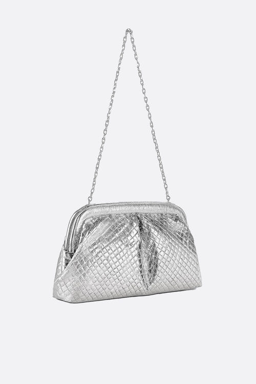 
Zoom sur une pochette argentée à texture tressée, accessoire parfait pour rehausser vos looks lors d'événements élégants.



