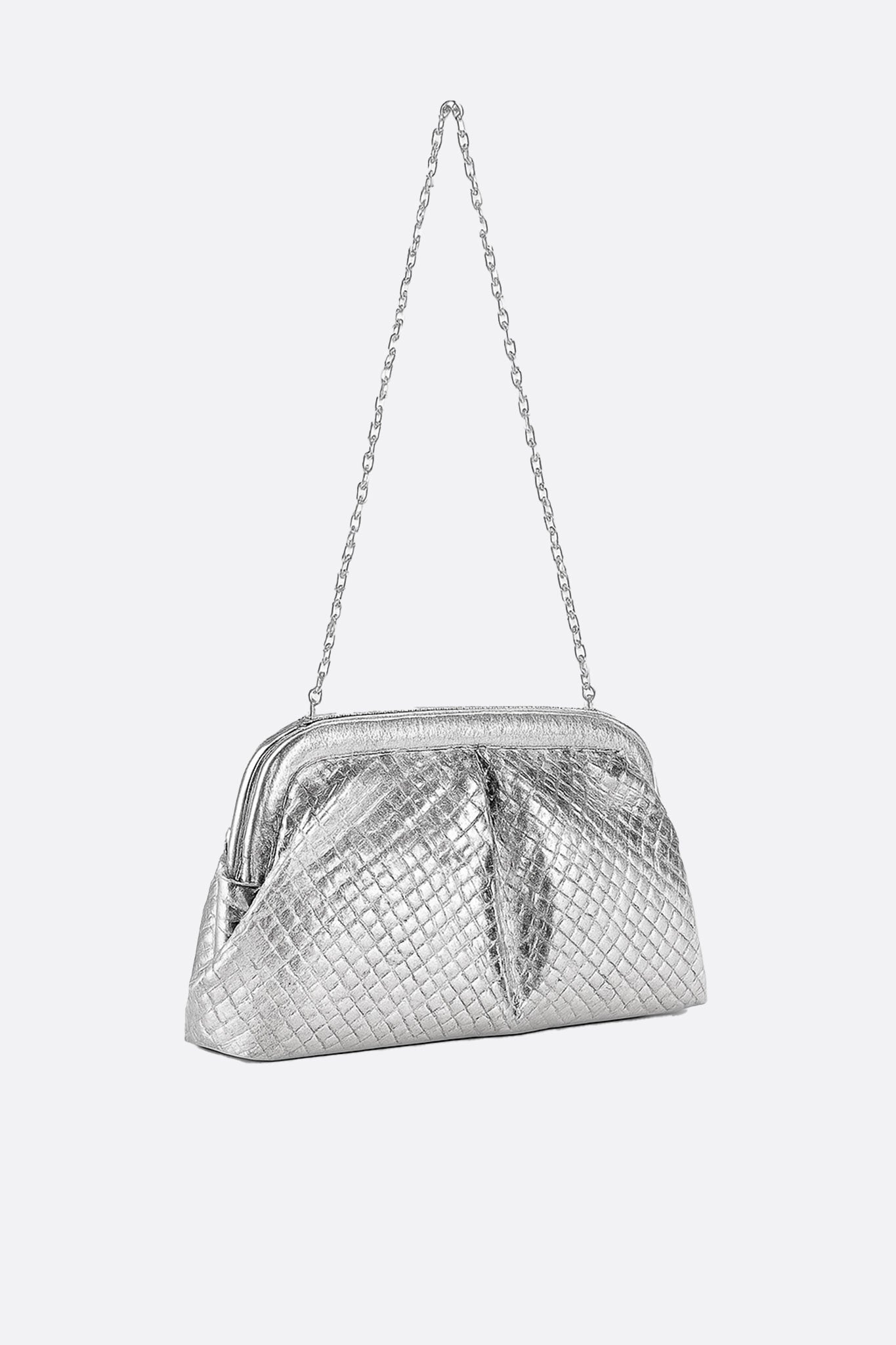 Cartera plateada brillante con textura trenzada, ideal para realzar tus atuendos en eventos elegantes y noches especiales.