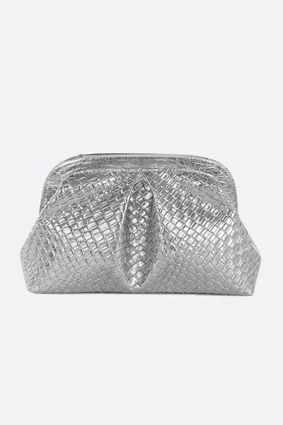 
Pochette argentée à effet tressé, accessoire chic et intemporel pour compléter une tenue de soirée raffinée.



