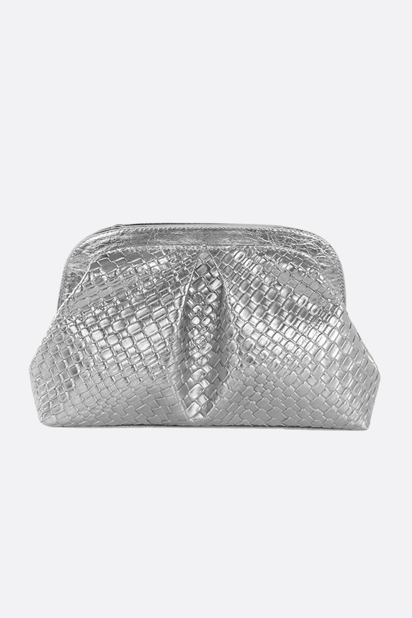 Cartera plateada elegante con textura trenzada, ideal para elevar tus conjuntos en eventos nocturnos y ocasiones especiales.