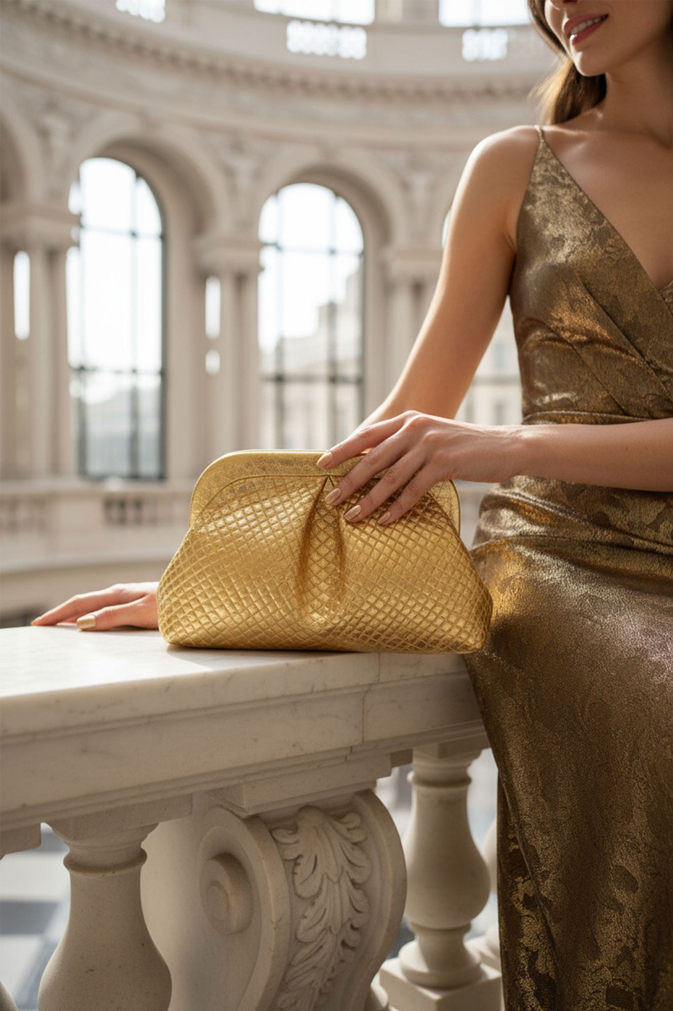 Clutch dorado con diseño trenzado, perfecto para añadir un toque sofisticado a tus conjuntos de fiesta y eventos elegantes.