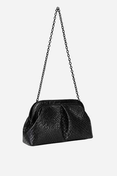 
Détail de la pochette noire à texture tissée, accessoire raffiné pour une soirée chic et glamour.



