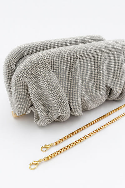 
Zoom sur la pochette nuage à cristaux argentés, un accessoire chic pour vos soirées glamour.



