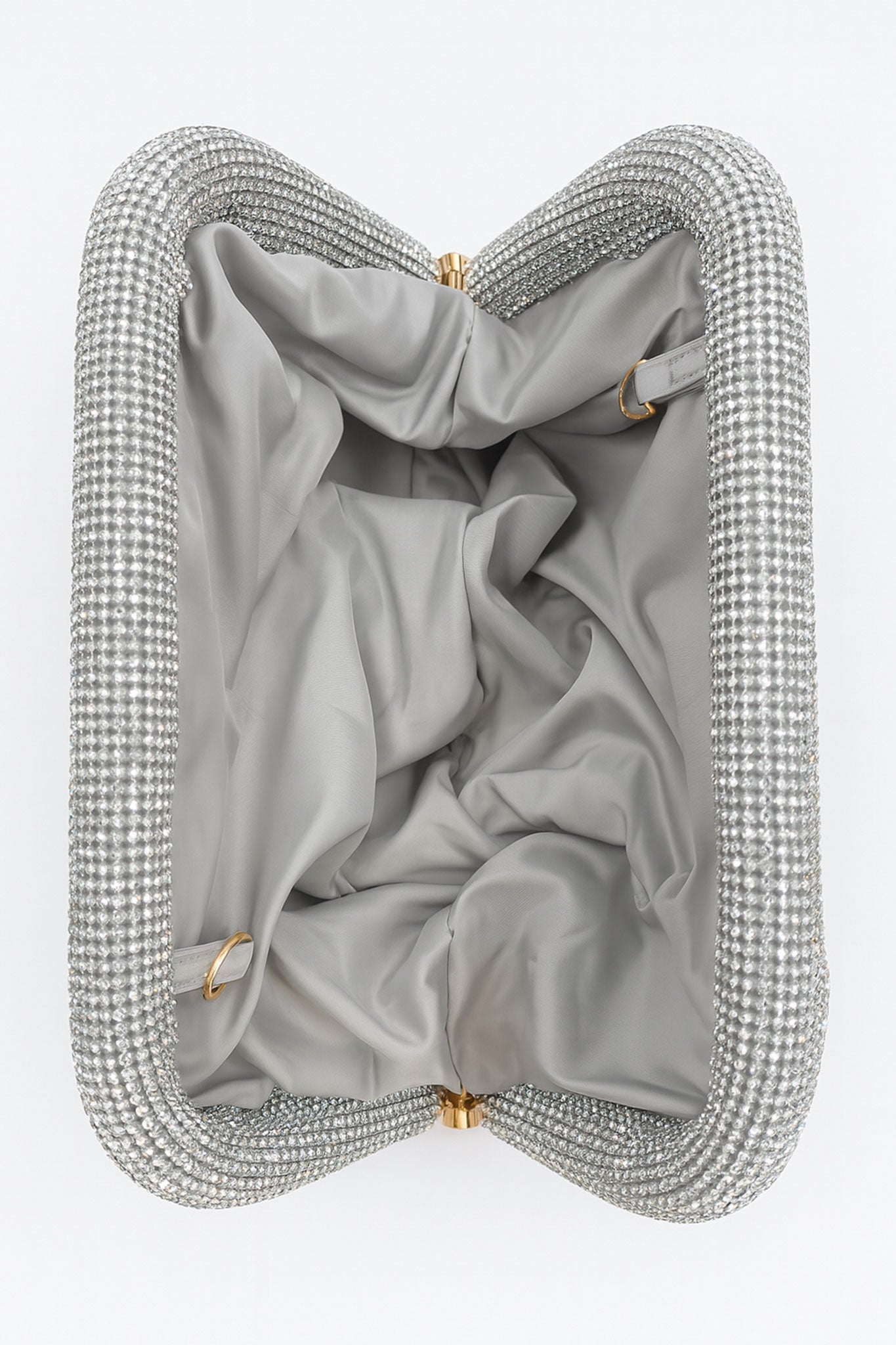 Détails raffinés de la pochette nuage scintillante, idéale pour ajouter une touche d'éclat à vos soirées élégantes.