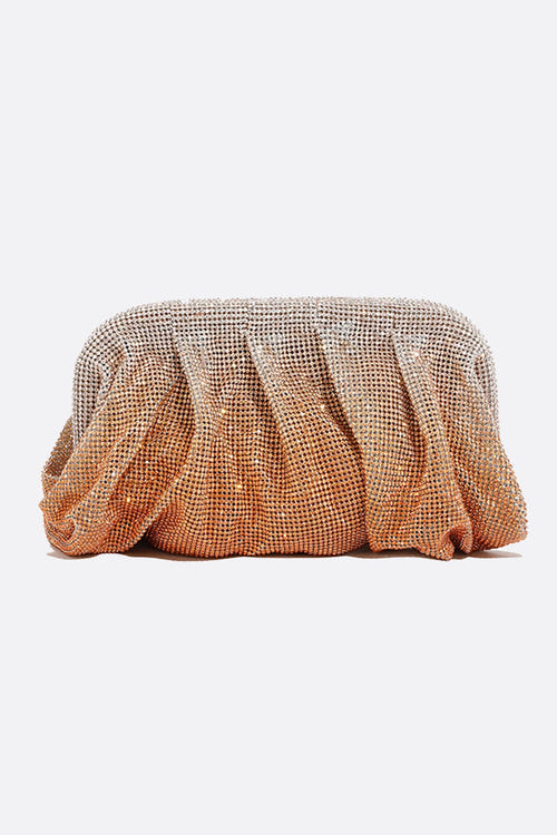 
Pochette nuage élégante ornée de cristaux argent cuivré, parfaite pour une soirée chic et raffinée.



