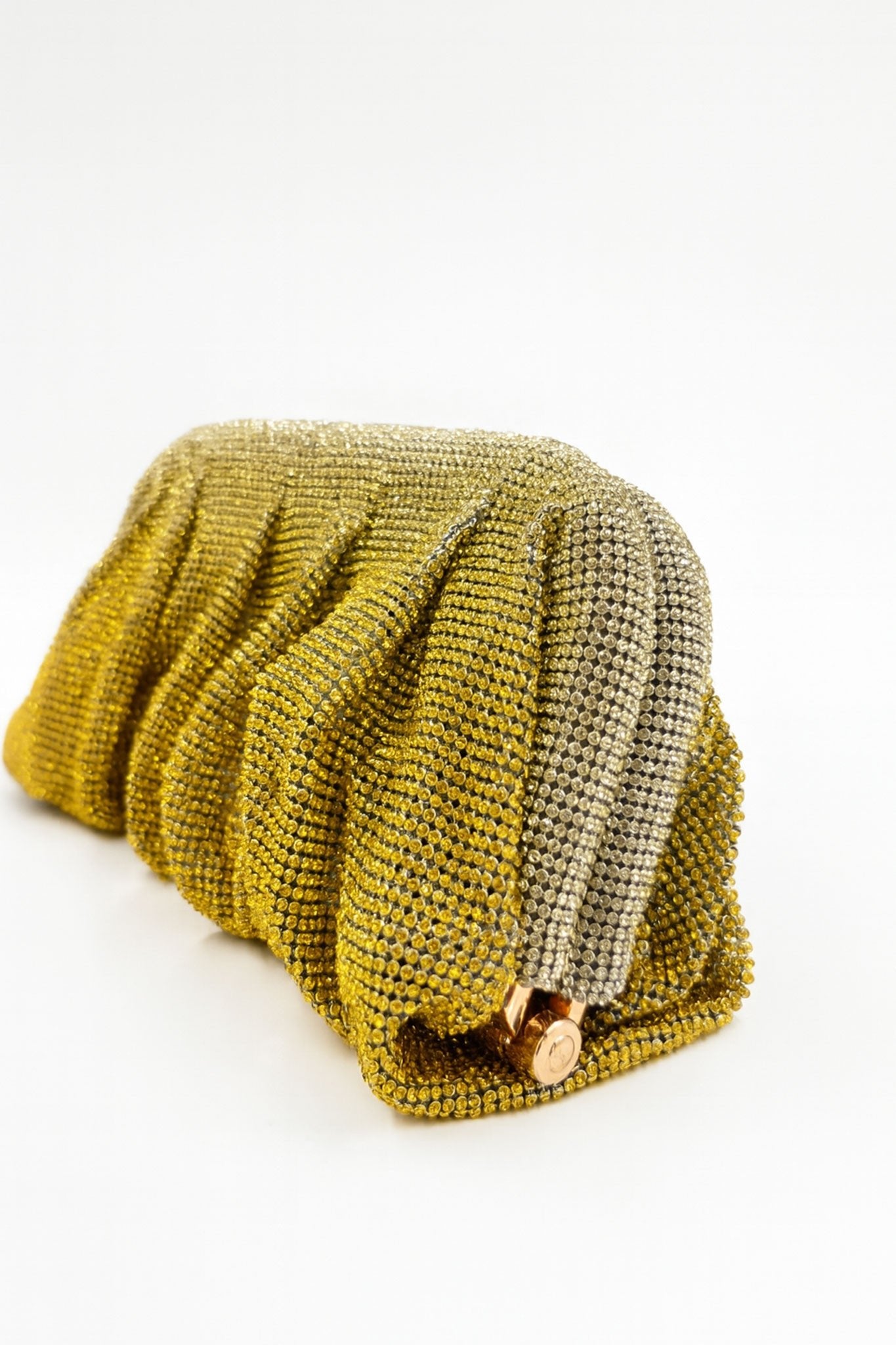 Bolso de mano en suave tono beige con cristales amarillos degradados, ideal para añadir un toque sofisticado en eventos...