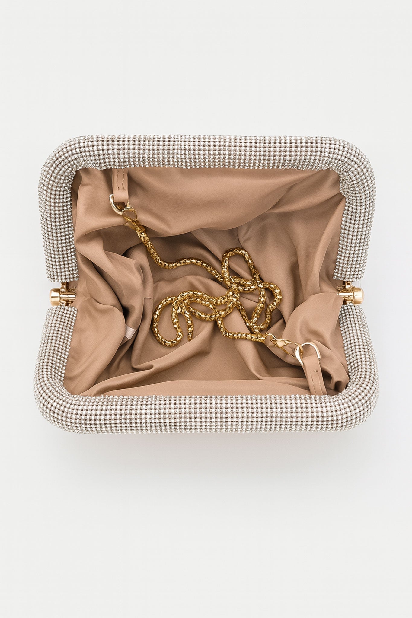 
Détails raffinés de la pochette nuage à strass dégradés beige et jaune, accessoire parfait pour une soirée élégante.



