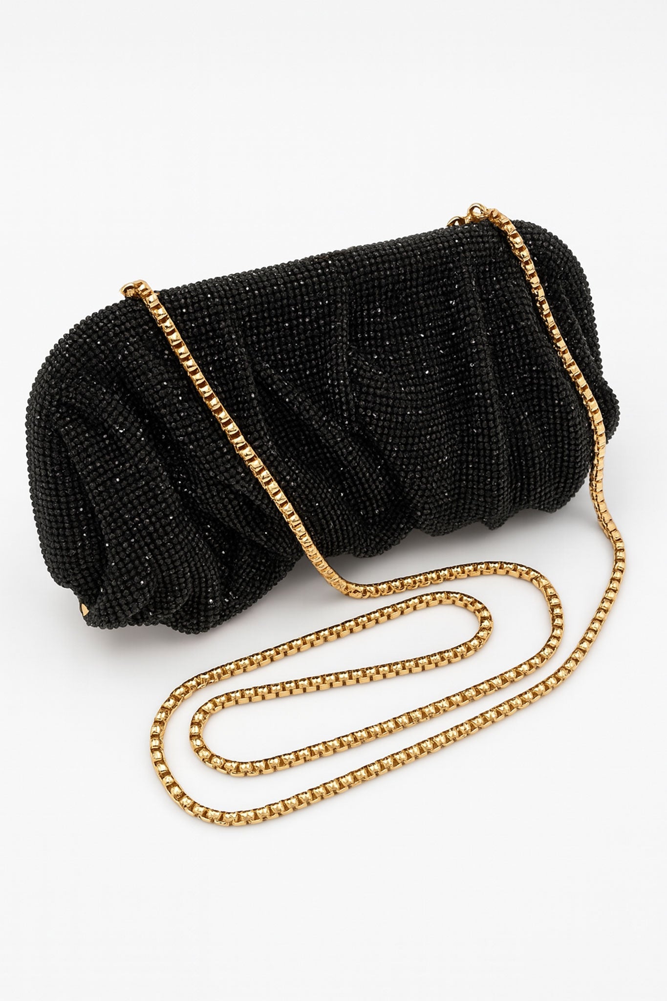 
Détail de la pochette noire en strass avec plissage, un accessoire chic pour soirées élégantes et raffinées.



