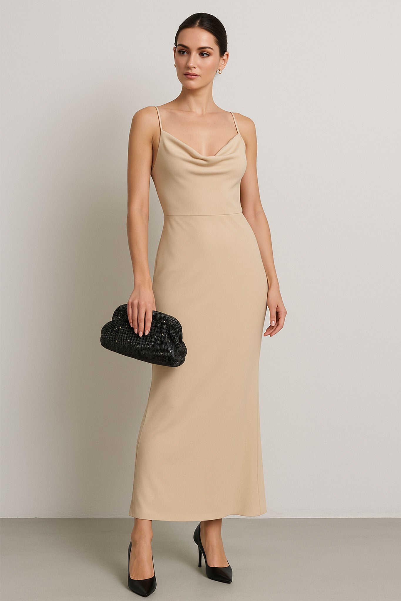 Stylish black evening pouch featuring delicate pleats and crystal embellishments, a must-have for elegant soirées.