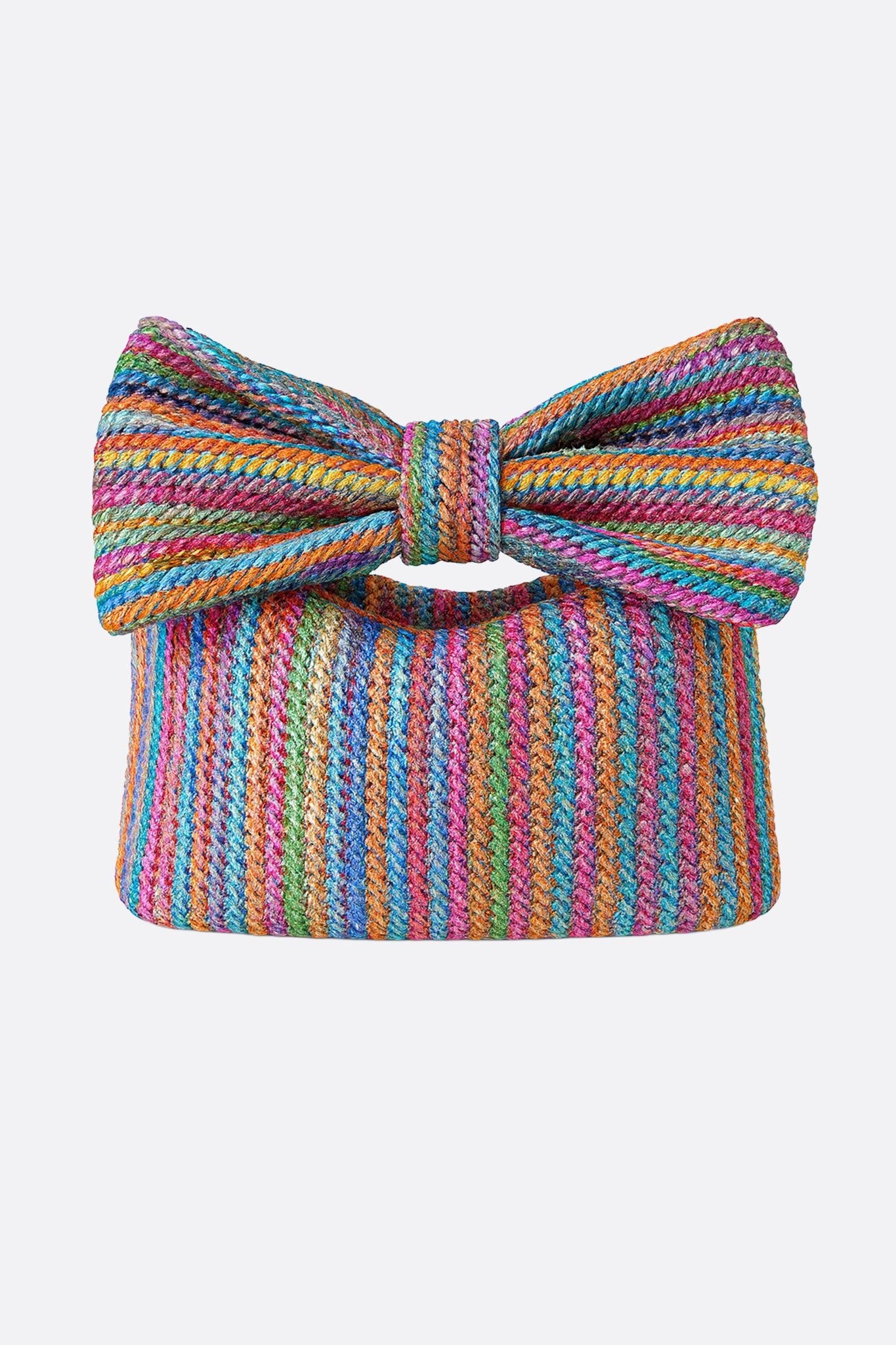 Pochette en paille tressée aux teintes vives, ornée d'un nœud, parfaite pour une sortie estivale ou un cocktail élégant.