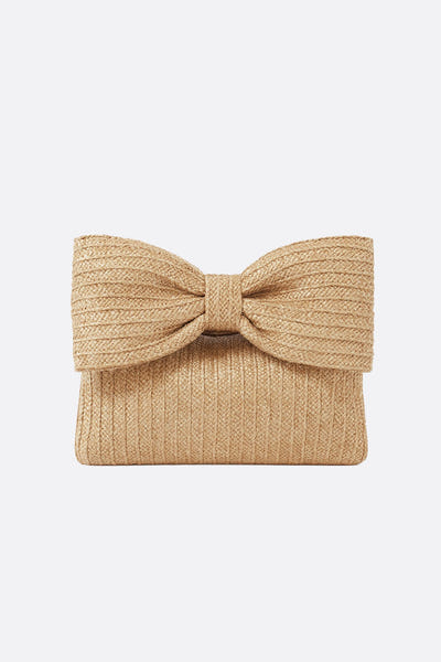 
Pochette en paille tressée avec motif nœud, accessoire estival parfait pour rehausser une tenue chic lors d'une soirée.



