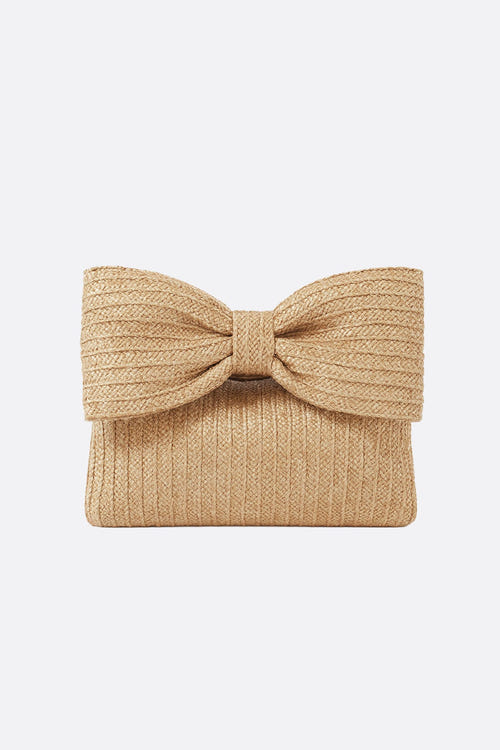 
Pochette en paille tressée avec motif nœud, accessoire estival parfait pour rehausser une tenue chic lors d'une soirée.



