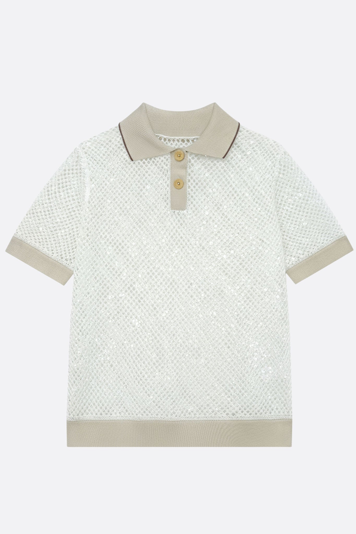 
Détail latéral d'un polo ivoire en maille ajourée, manches courtes, illuminé par des sequins délicats, parfait pour un...



