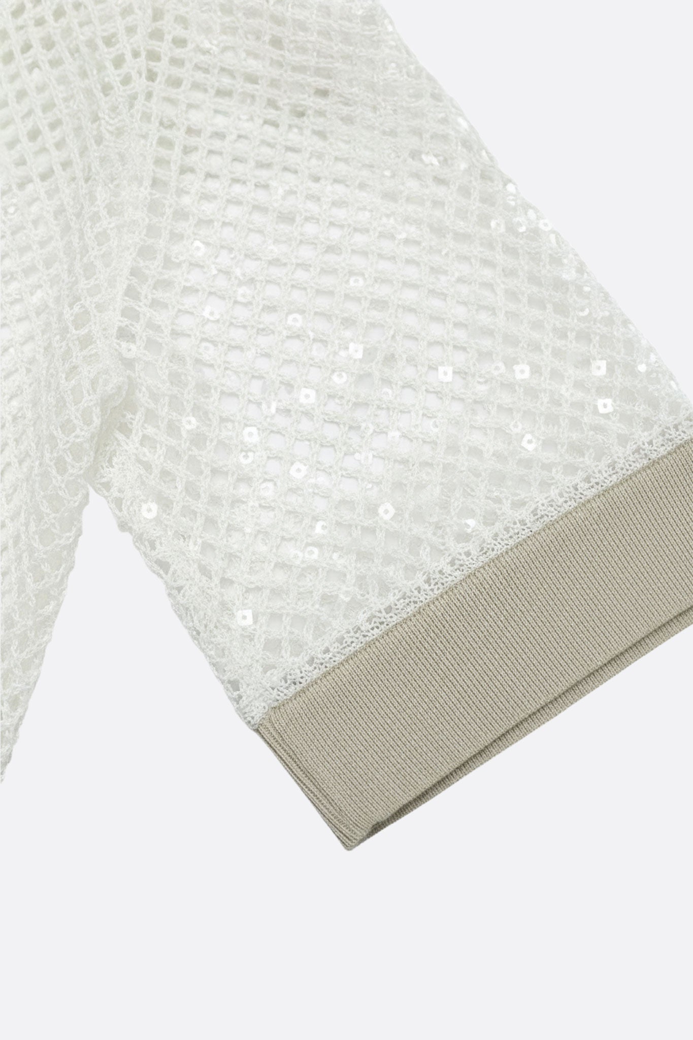 
Zoom sur un polo ivoire à manches courtes en maille ajourée, rehaussé de sequins ton sur ton, parfait pour un look...



