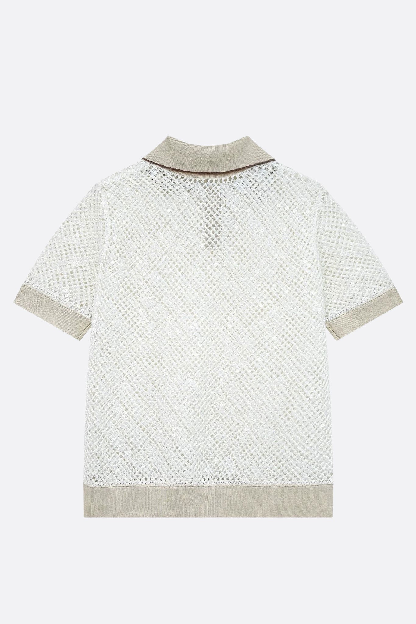 
Détail avant d'un polo en maille ajourée ivoire, sequins ton sur ton, mettant en valeur sa coupe élégante pour l'été.



