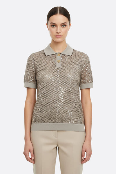 
Polo beige sablé en maille ajourée, enrichi de sequins ton sur ton, idéal pour des événements estivaux raffinés.



