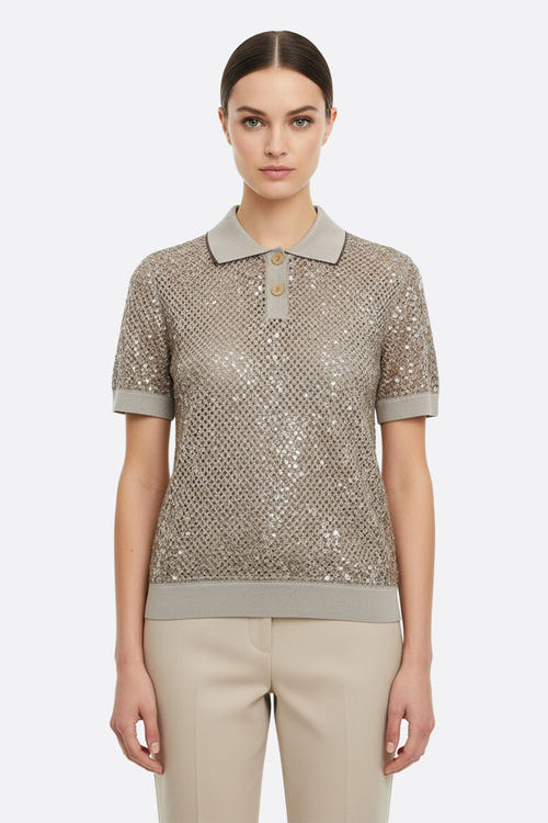 
Polo beige sablé en maille ajourée, enrichi de sequins ton sur ton, idéal pour des événements estivaux raffinés.



