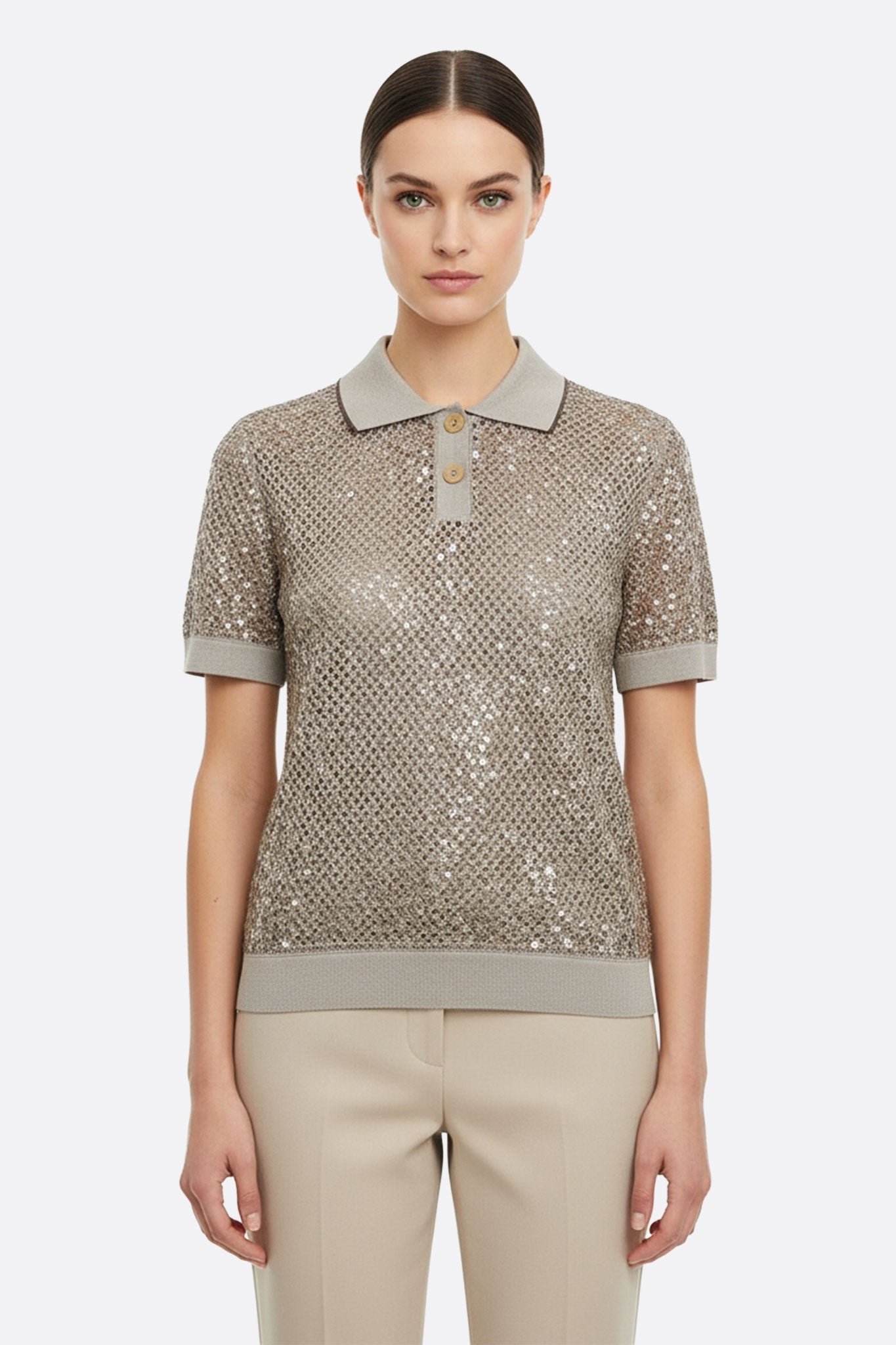 Polo de manga corta beige sablé en malla ajourée, decorado con elegantes sequins, perfecto para un look veraniego chic.