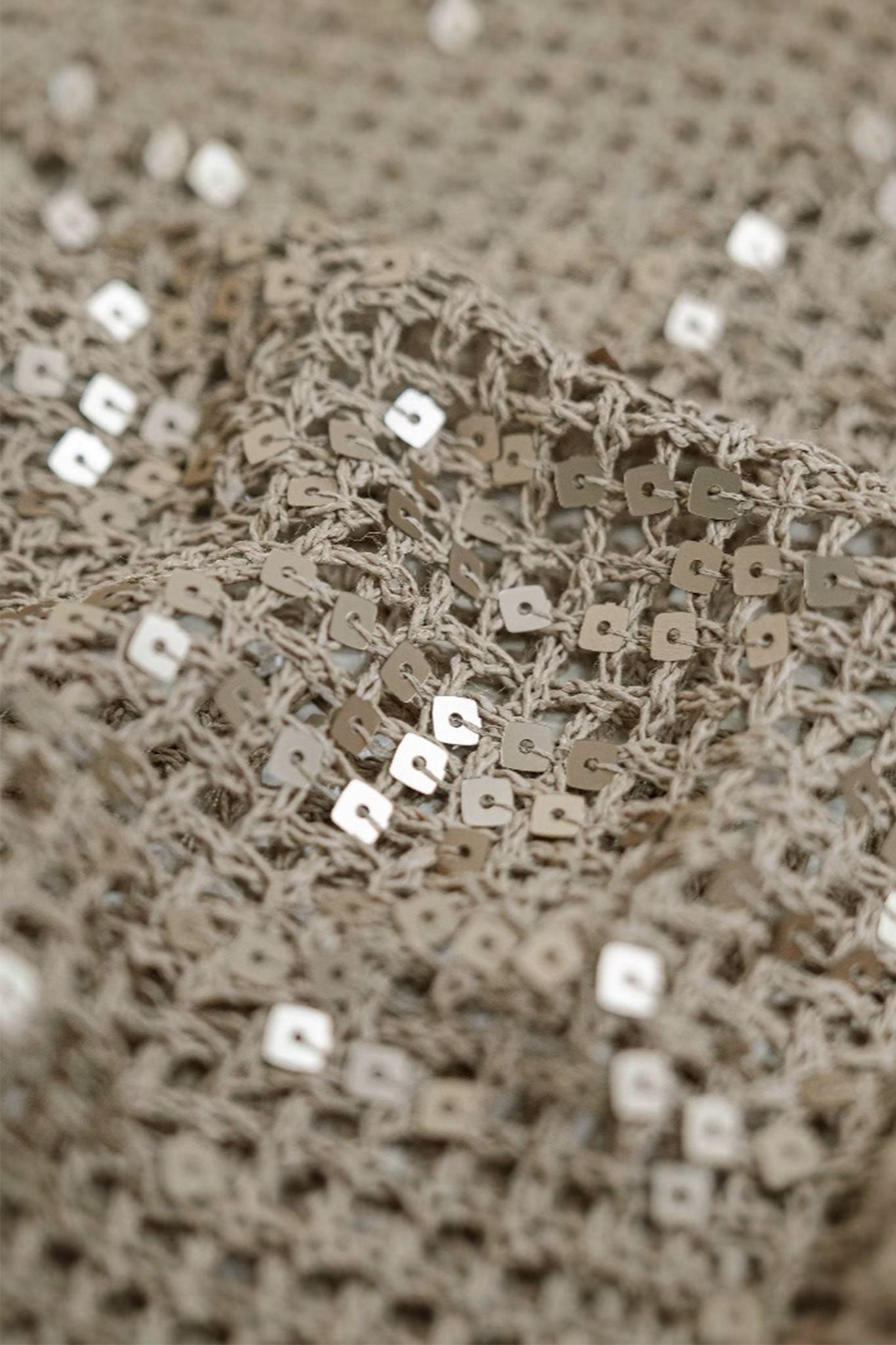 Polo de manga corta beige en malla ajourée, con discretos sequins tonales, ideal para un estilo veraniego elegante y...