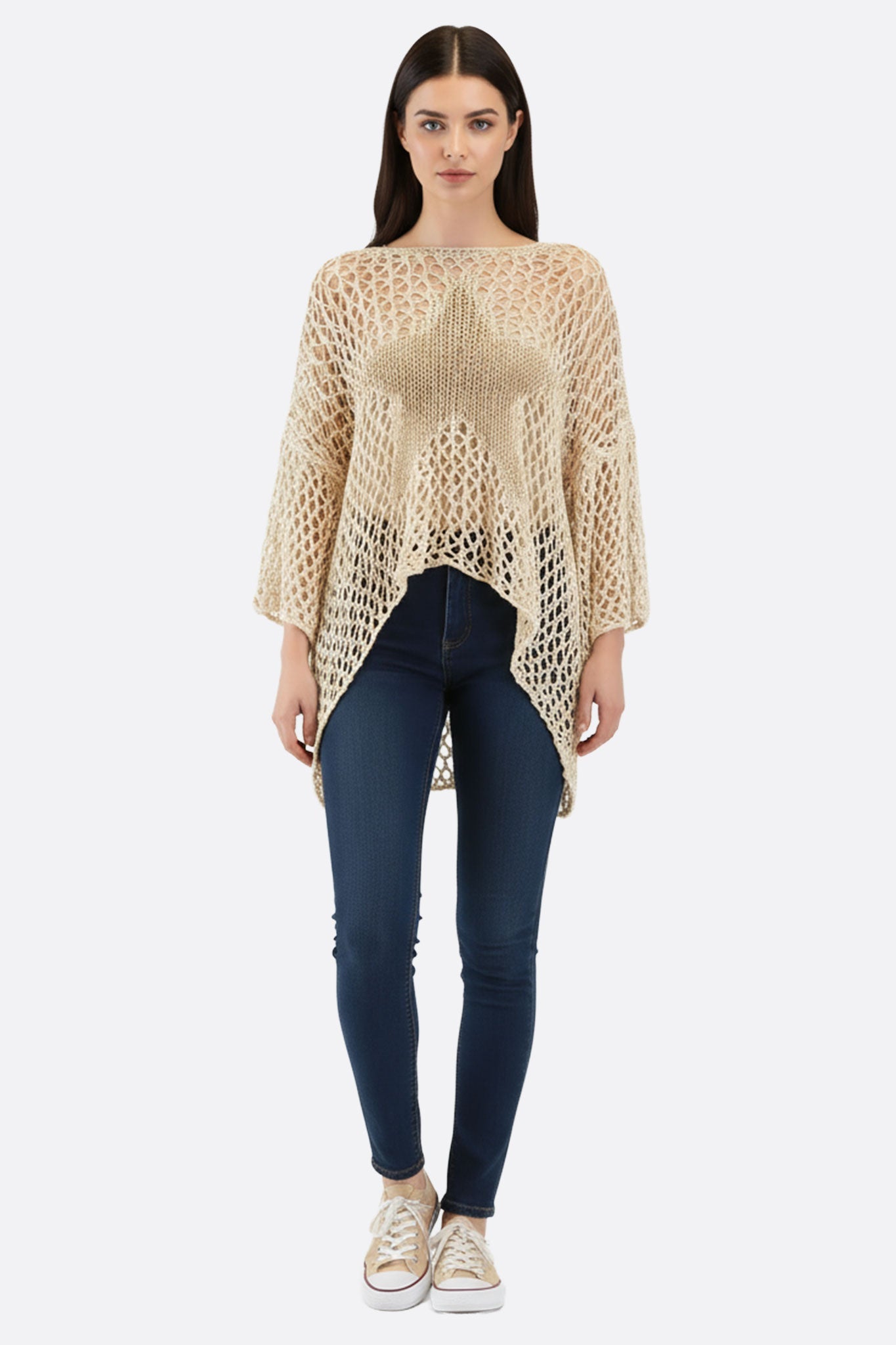 Poncho en maille ajourée beige avec motif étoile, une pièce chic pour un look bohème élégant lors d'une sortie décontractée.