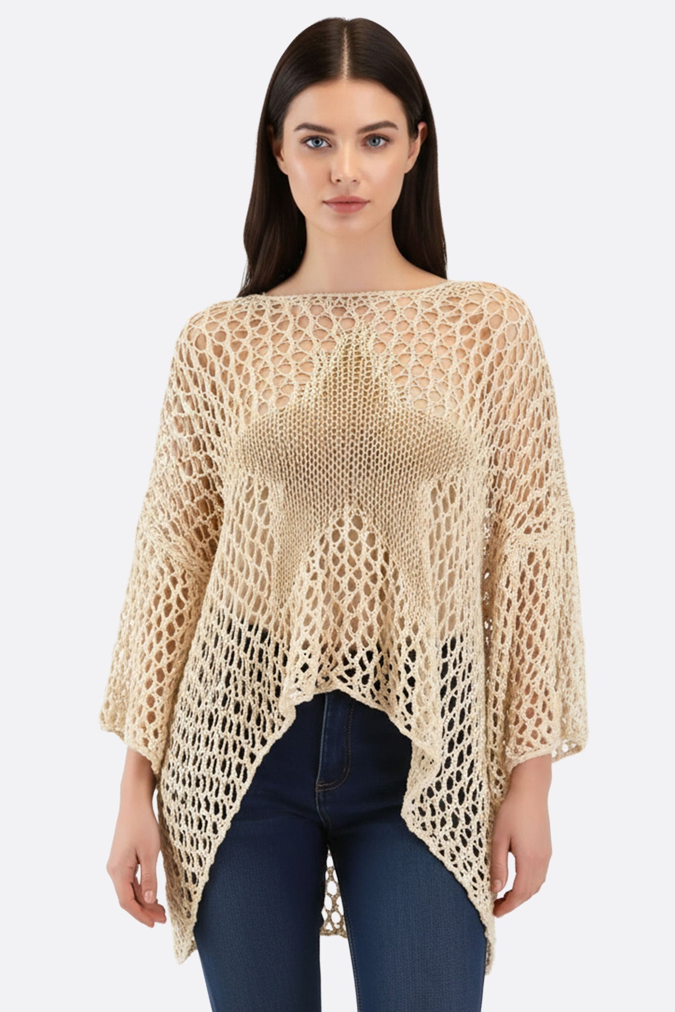 Poncho beige in maglia traforata con motivo a stelle, perfetto per un look boho chic e leggero, ideale per le occasioni...