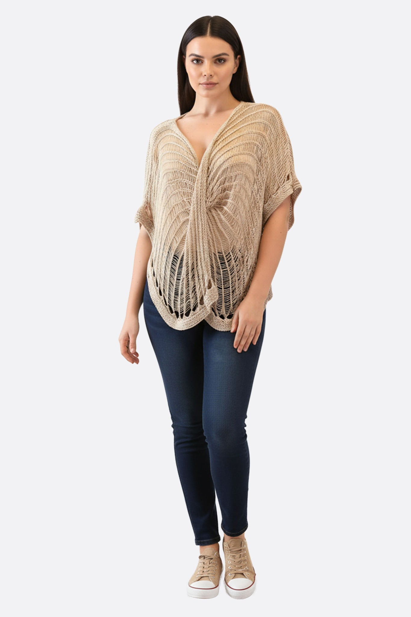 Poncho beige de punto calado, ideal para un look bohemio y elegante, perfecto para días frescos y ocasiones informales.