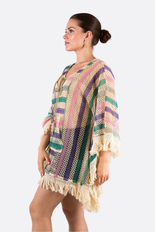 
Détail du poncho en crochet coloré avec capuche, parfait pour une journée ensoleillée à la plage, allure estivale élégante.



