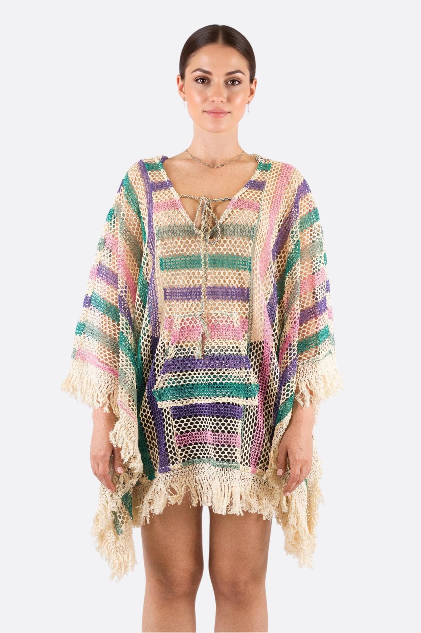 
Poncho de plage en maille crochet artisanal, capuche, rayures multicolores, style chic et décontracté pour l'été.



