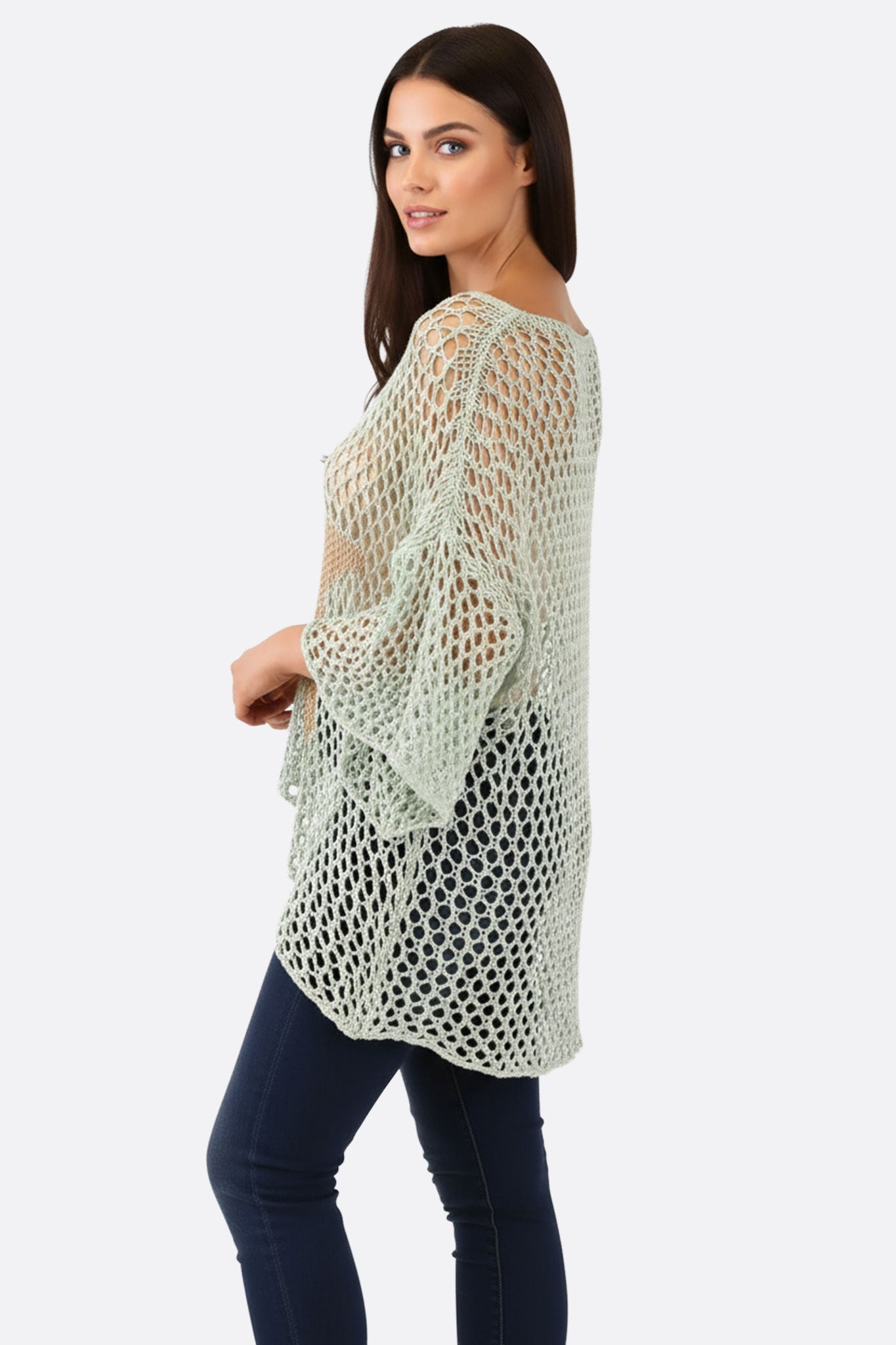 
Détail raffiné du poncho turquoise ajouré avec motif étoile, parfait pour un style estival sophistiqué.



