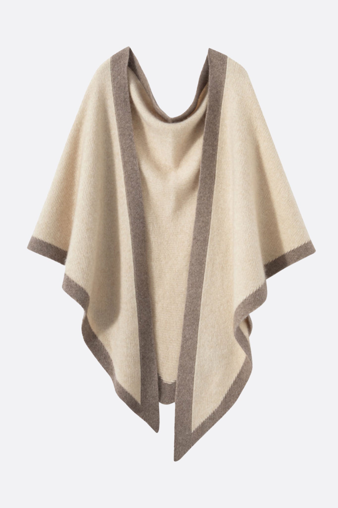 
Zoom sur le poncho beige en cachemire avec bandes taupe, une pièce chic pour se draper lors des soirées d'été.



